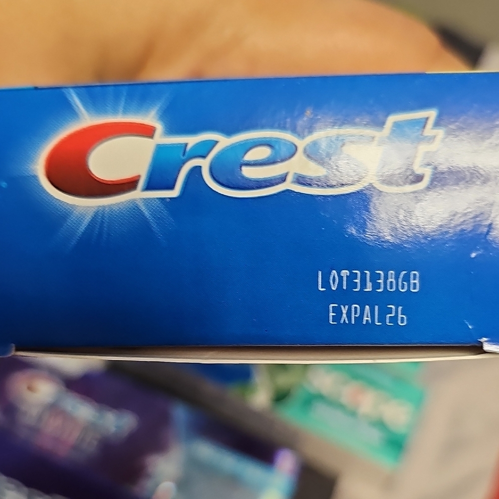 Crest Whitening and Fresh Mint Toothpaste Set - Picture 4 of 5